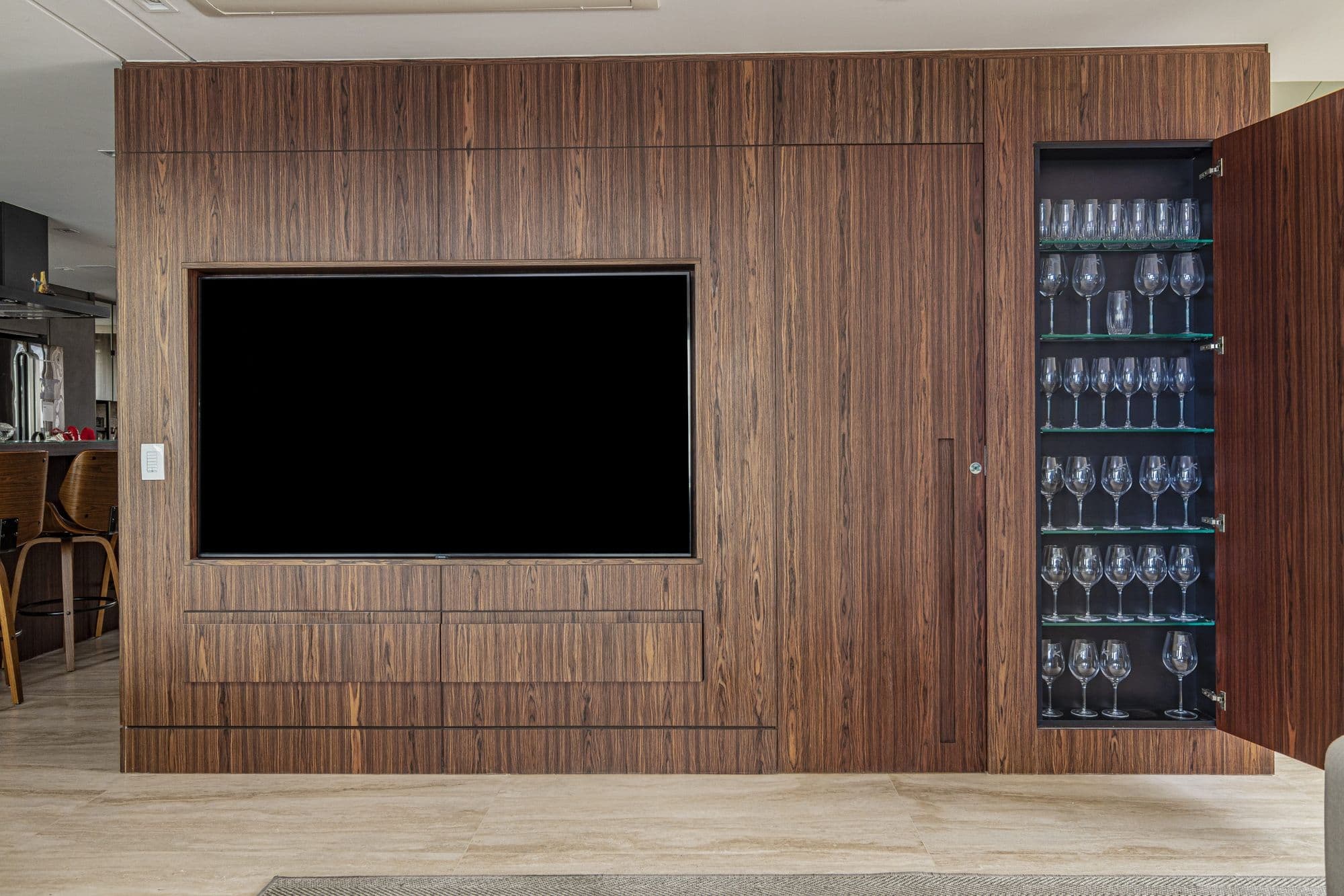 Painel de TV em madeira com adega de vidro embutida na lateral