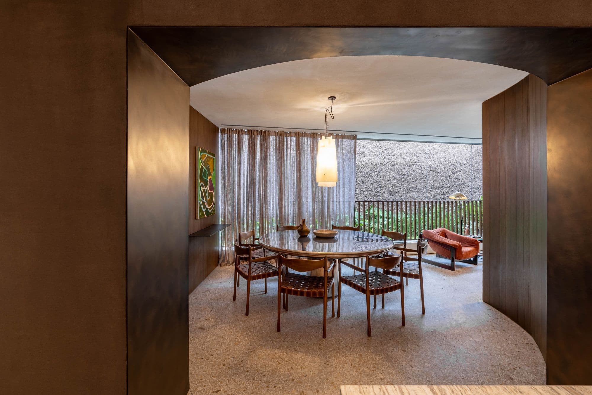 Moldura curva em madeira emoldurando a sala de jantar