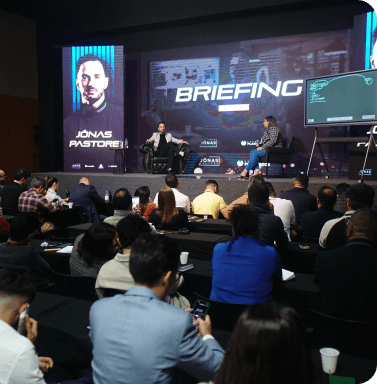 Plateia em evento com Jônas Pastore no palco