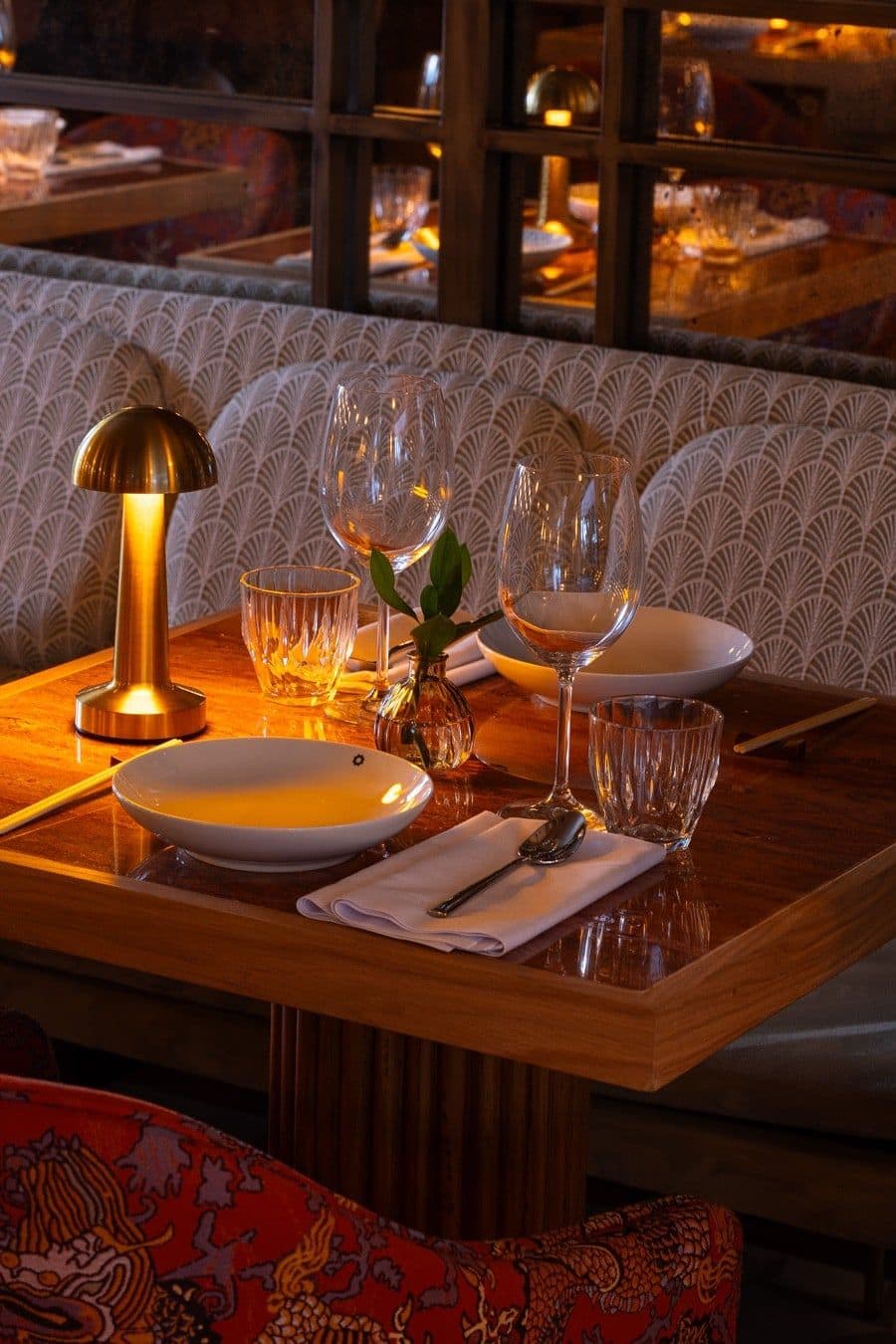 Mesa com luminária de latão e acabamento em madeira laqueada