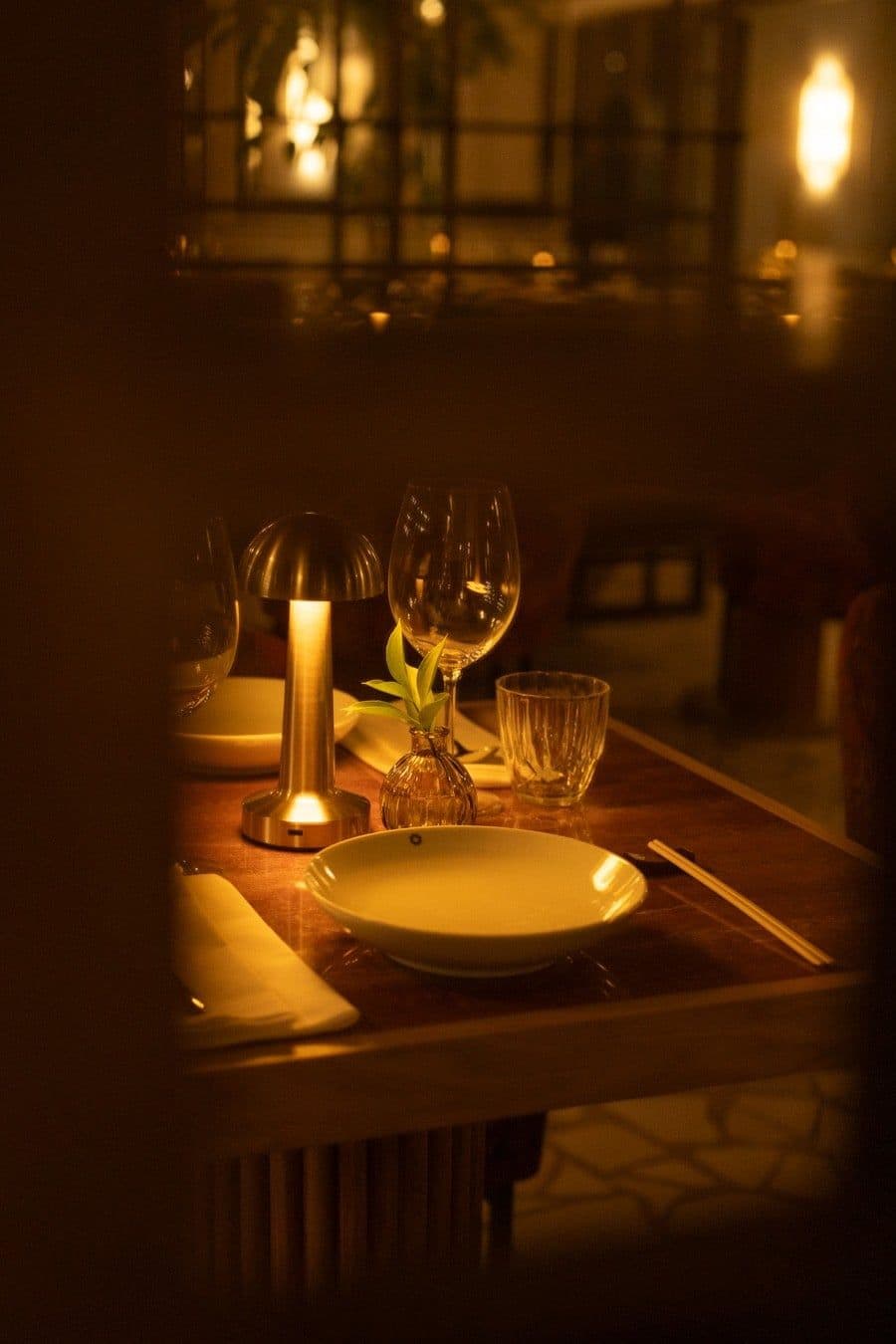 Mesa posta à luz de luminária de mesa
