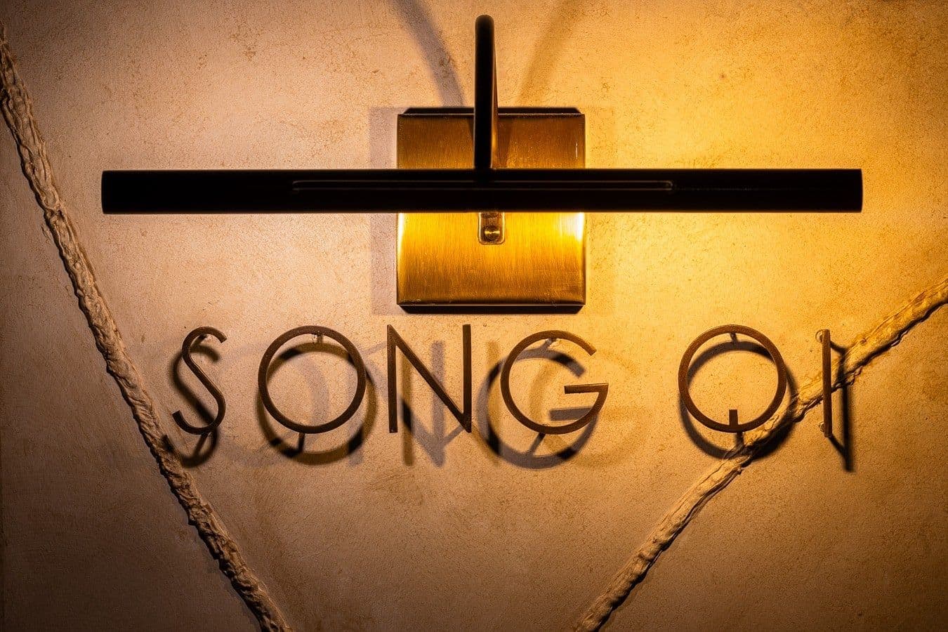 Letreiro do Restaurante Song Qi iluminado