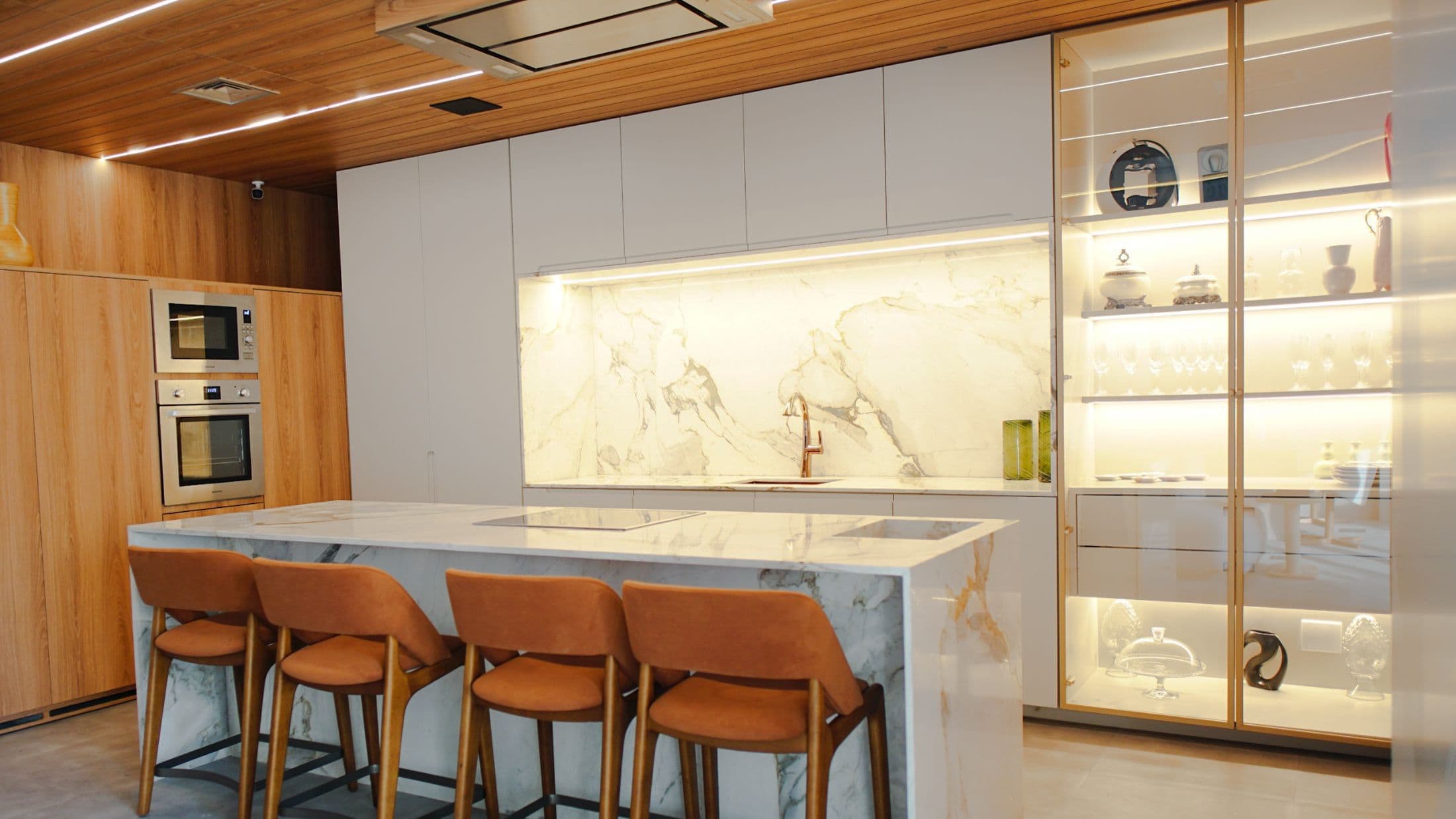 Ilha de mármore com banquetas de couro no showroom