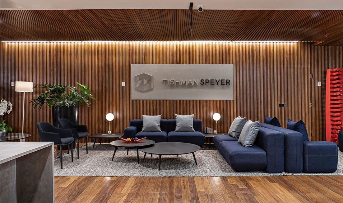 Lobby de empreendimento Tishman Speyer com painel de madeira