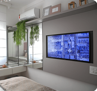 Quarto com painel de TV e jardim vertical