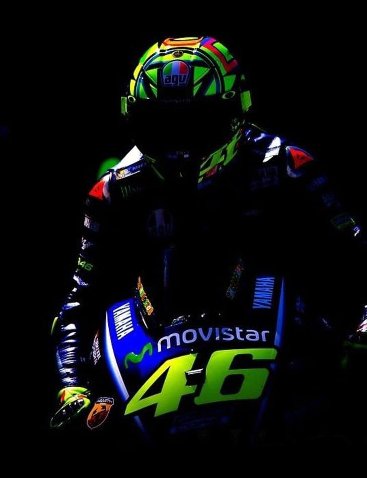 Valentino Rossi com o número 46 na moto, sobre fundo preto